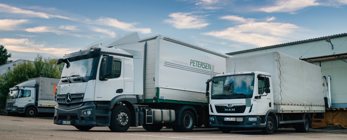 Zwei LKW der Spedition Petersen & Bileck auf dem Betriebshof