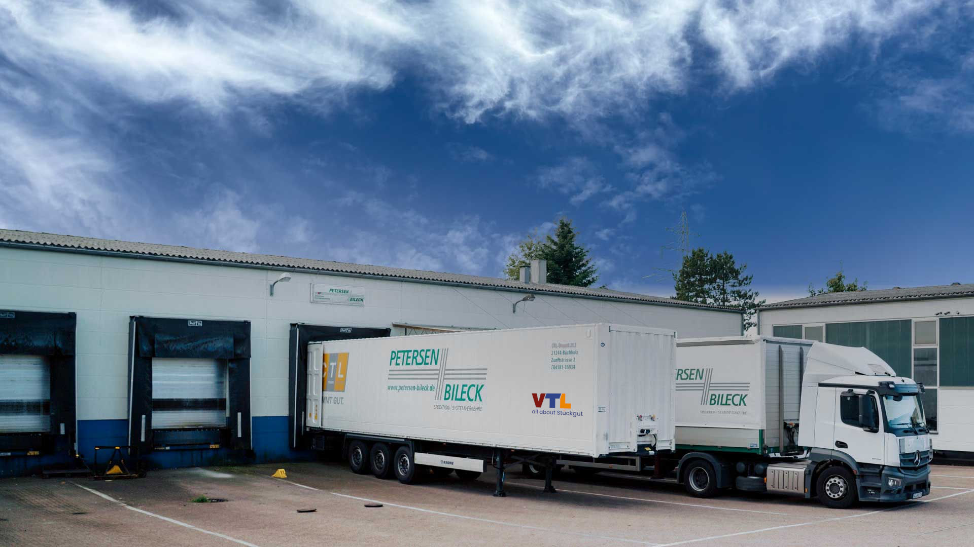 LKW beim Beladen vor dem Transport